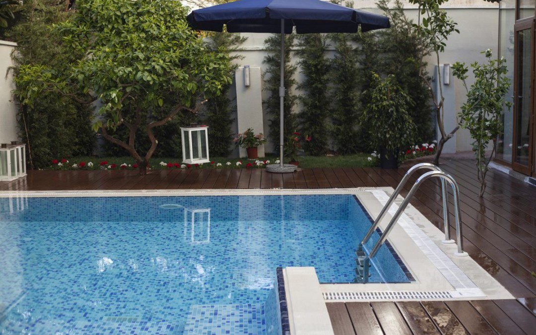 Maintaining a Swimming Pool: How to do it Without Breaking the Bank