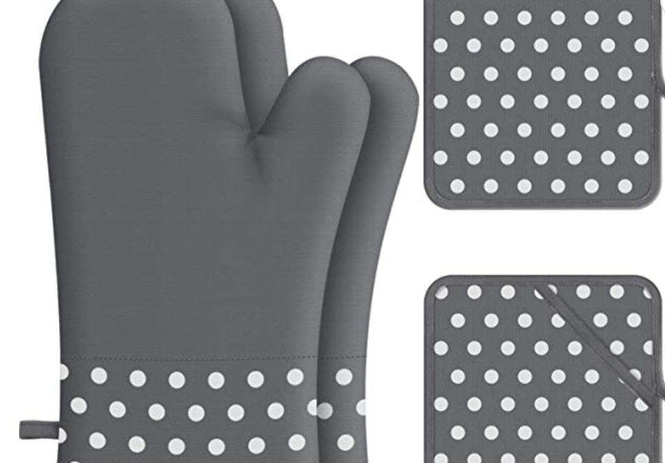 Set if 4 Heat Resistant Oven Mitts & Pot Holders – Just $6.49 shipped!